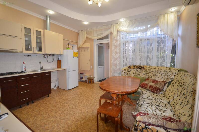 Фото: Двухкомнатная квартира с двориком (без мангала) в районе набережной, Приморского парка