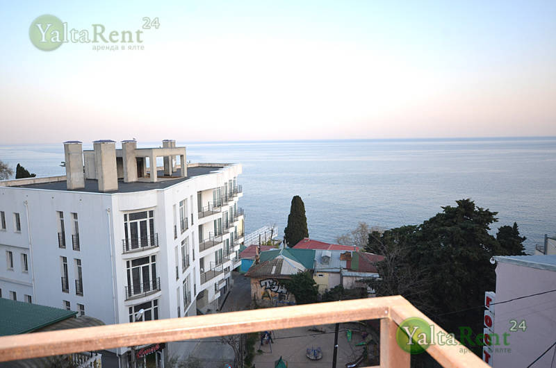 Фото: Ялта. Пентхаус в гостевом доме с видом на море возле Массандровского пляжа