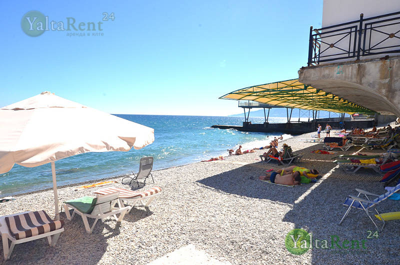 Фото: Двухкомнатные апартаменты с видом на море и пляжем в пригороде п. Никита "Сон у моря"