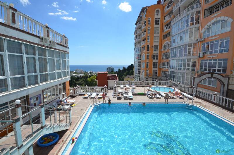 Фото: Двухкомнатные апартаменты в новом жилом комплекс с бассейном и видом на море в Ялте