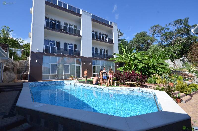 Фото:  Ялта. Апартаменты в пригороде с бассейном и видом на море. Район гостиницы «Ялта Интурист « (п)