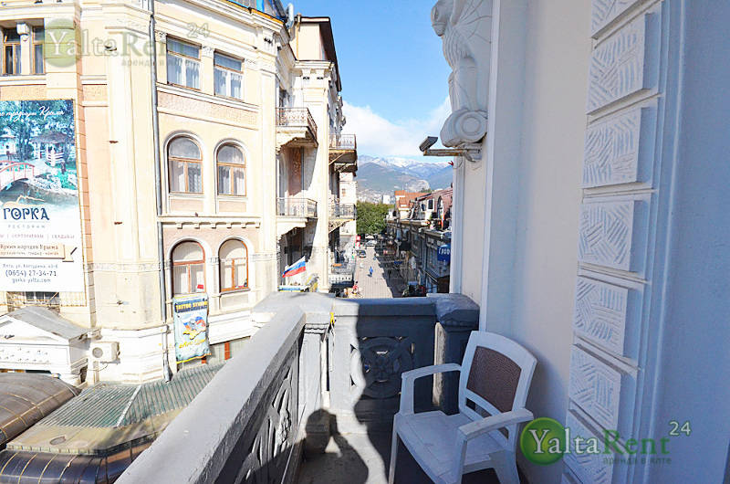 Фото: Двухкомнатная квартира с видом на набережную в Ялте