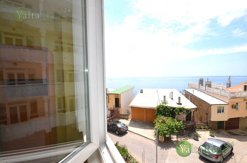 Фото: Двухкомнатная квартира с видом на море в пригороде Ялты, п. Отрадное