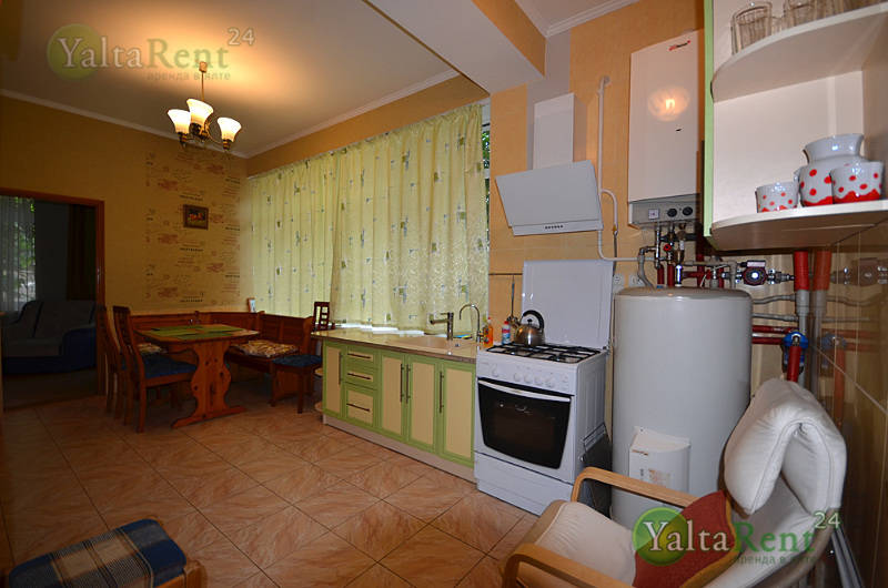 Фото: Ялта. Двухкомнатные апартаменты в гостевом доме с индивидуальным двориком в районе Приморского парка (4-а)