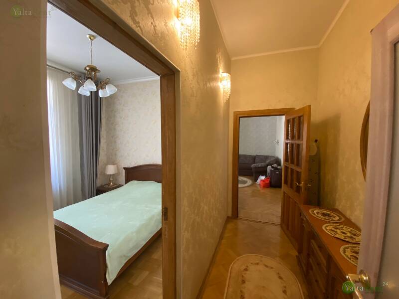 Фото: Двухкомнатная квартира в Ялте на набережной в районе гостиницы "Ореанда"