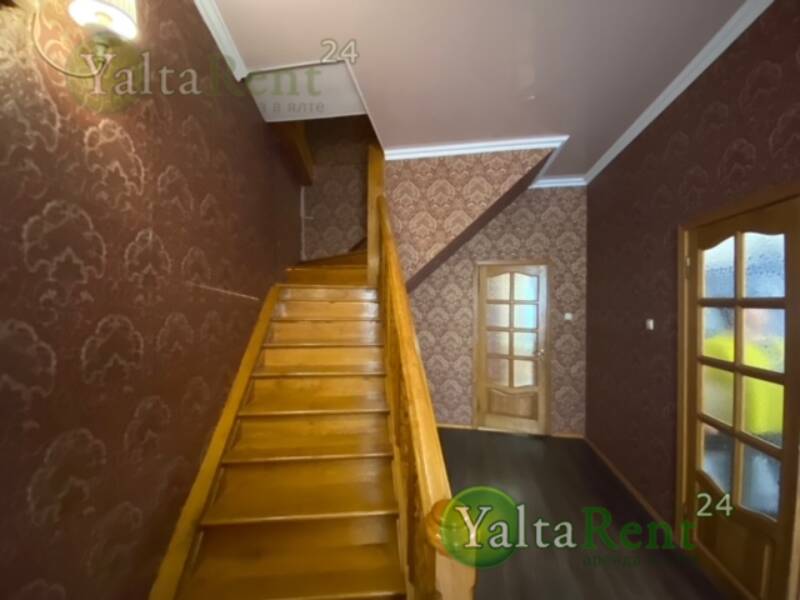 Фото: Трехкомнатная квартира в Ялте  в двух уровнях с парковкой возле моря, набережной. Район Приморского парка
