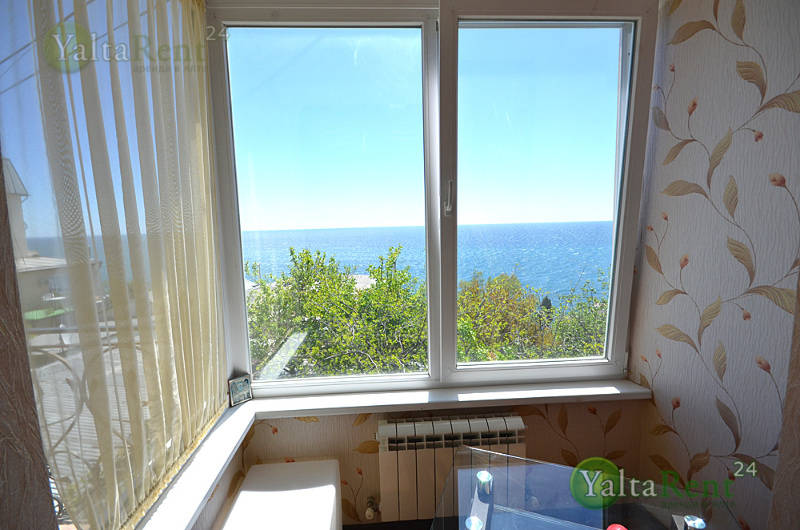 Фото: Ялта. Однокомнатные апартаменты на двоих с видом на море в гостевом доме. Массандровский пляж