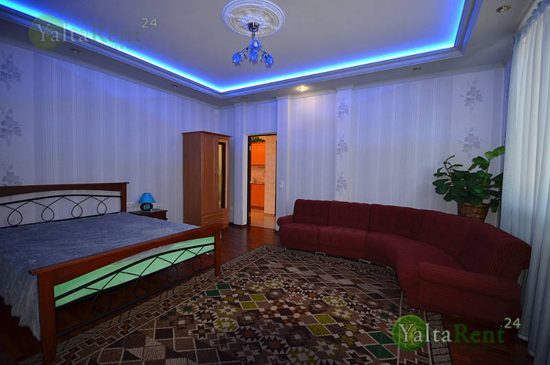 Фото: Двухкомнатная квартира в Ялте в частном гостевом доме на набережной. Район Приморского парка и гостиницы "Ореанда"