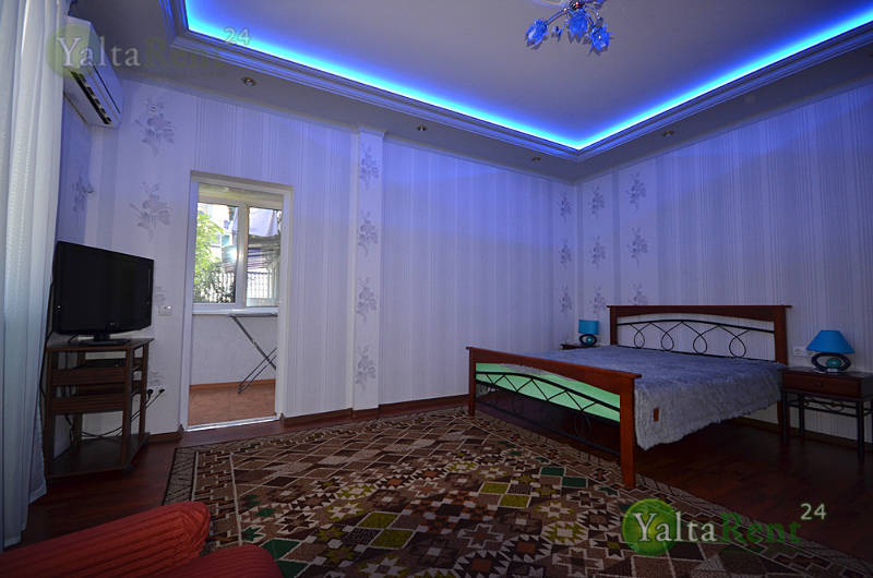 Фото: Двухкомнатная квартира в Ялте в частном гостевом доме на набережной. Район Приморского парка и гостиницы "Ореанда"