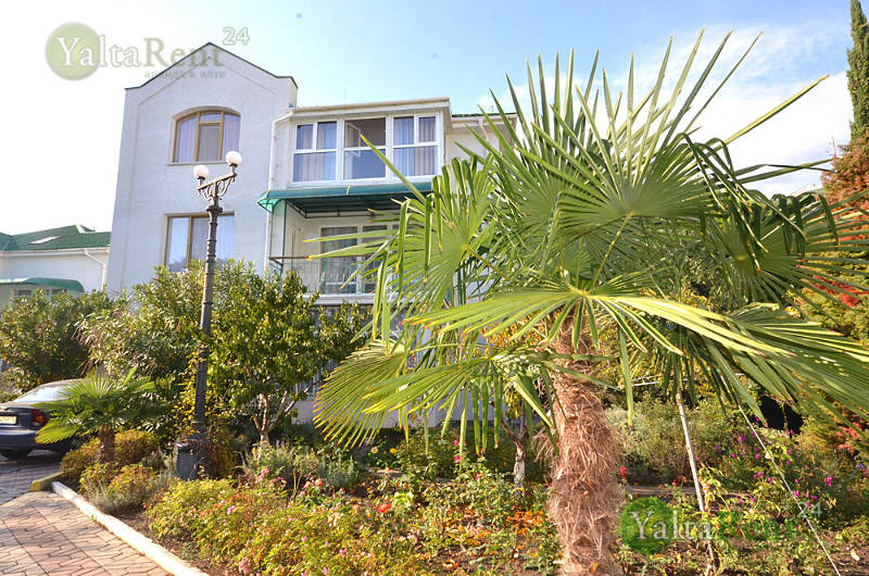Фото: Дом на берегу моря в пригороде Ялты п. Никита, с пляжем и парковкой. Закрытый поселок