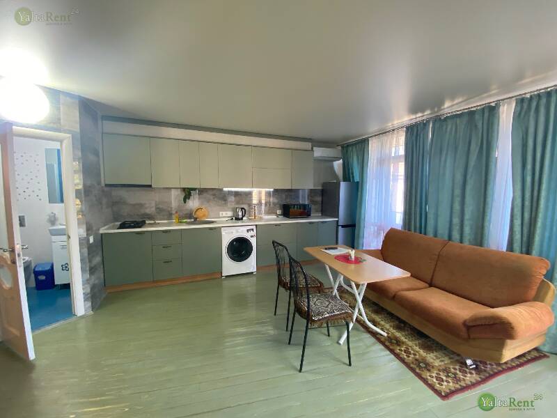 Фото:  Однокомнатные апартаменты-студия возле набережной Ялты в гостевом доме с мангальной зоной