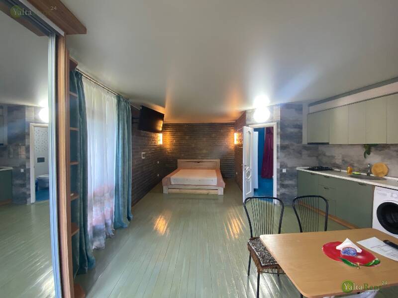 Фото:  Однокомнатные апартаменты-студия возле набережной Ялты в гостевом доме с мангальной зоной