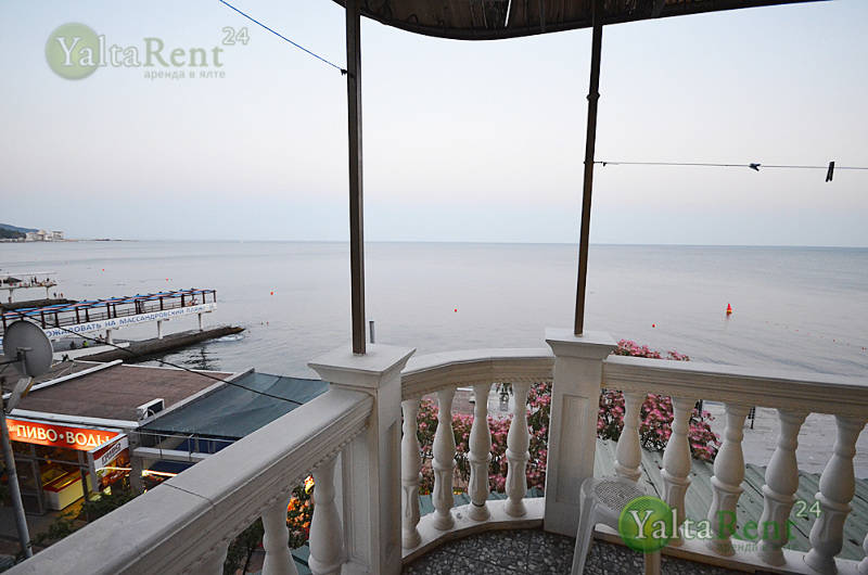 Фото: Трехкомнатные апартаменты с видом на море, с отдельным входом над Массандровский пляжем