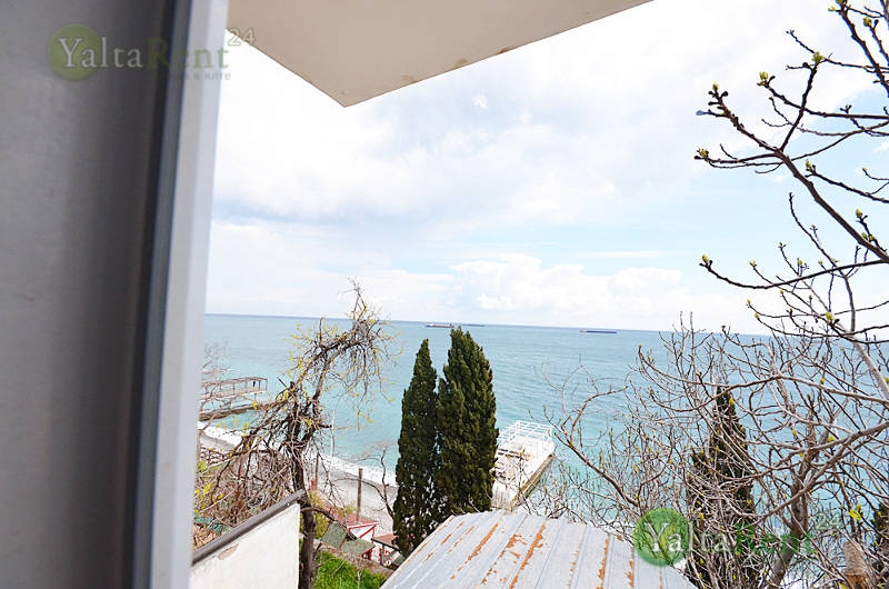 Фото: Двухкомнатная квартира с видом на море над Массандровским пляжем