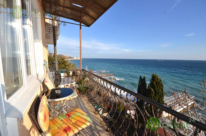 Фото: Двухкомнатная квартира с видом на море возле Массандровского пляжа