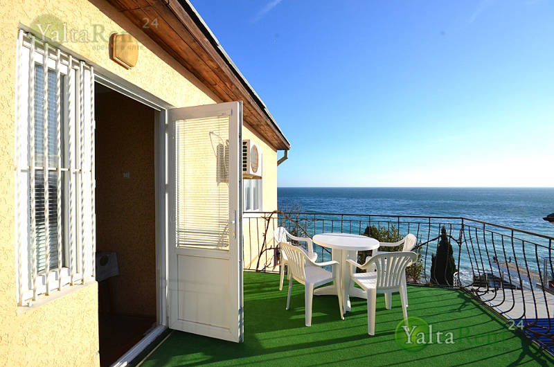Фото: Двухкомнатная квартира с видом на море возле Массандровского пляжа