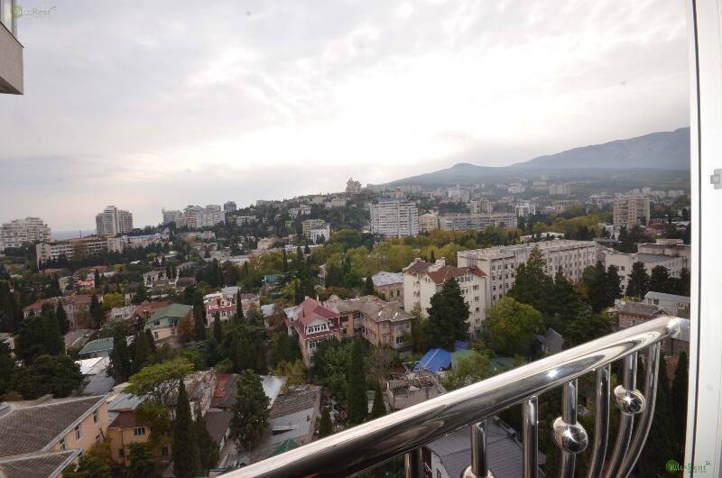 Фото: Апартаменты с видом на море и горы в районе Приморского парка и гостиницы "Ореанда"