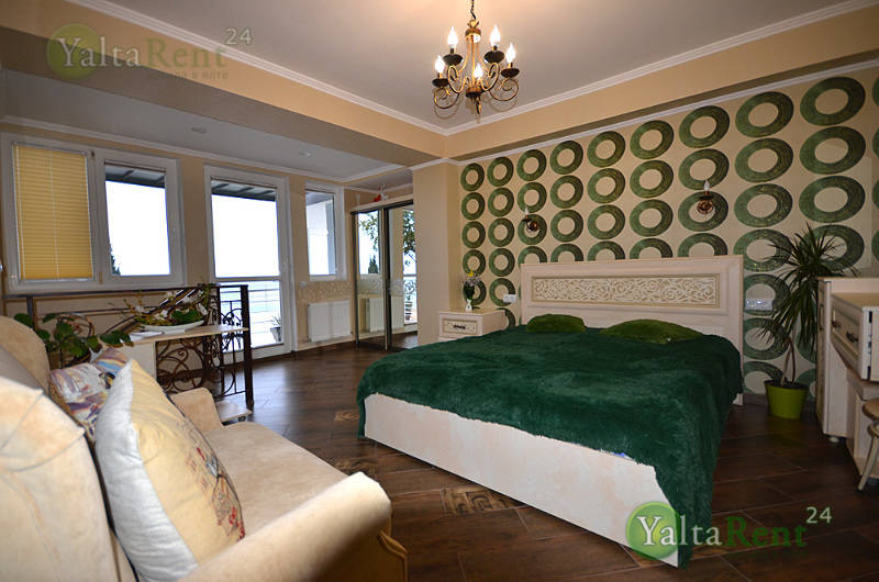 Фото: Двухкомнатная квартира в двух уровнях с видом на море, возле Массандровского пляжа, в частном гостевом доме