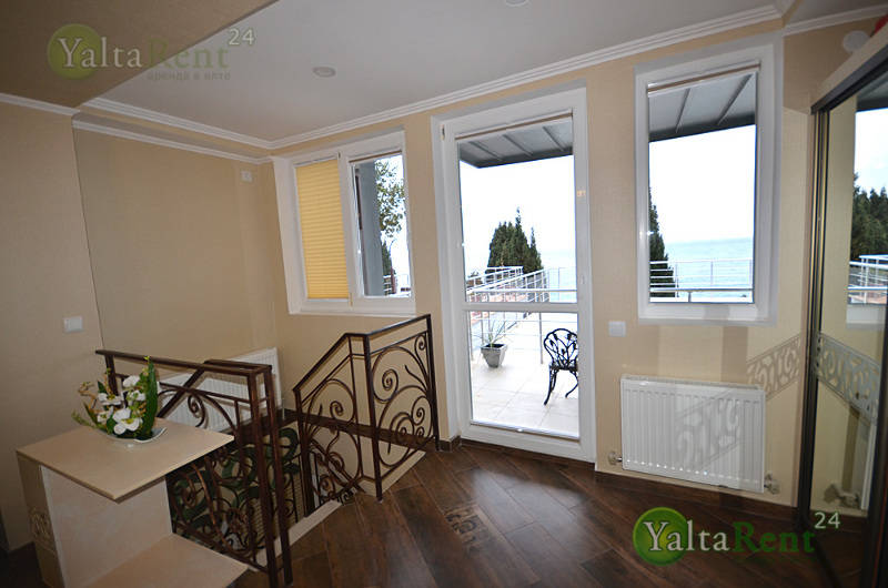 Фото: Двухкомнатная квартира в двух уровнях с видом на море, возле Массандровского пляжа, в частном гостевом доме