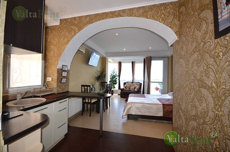 Фото: Двухкомнатная квартира с видом на море  в частном гостевом доме в Ялте, возле Массандровского пляжа