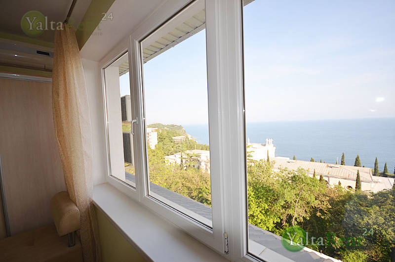 Фото: Трехкомнатный номер в гостевом доме с видом на море в пригороде Ялты