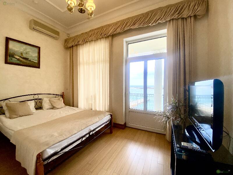 Фото: Двухкомнатные апартаменты "Лагуна"с видом на море в отеле на набережной в Ялте