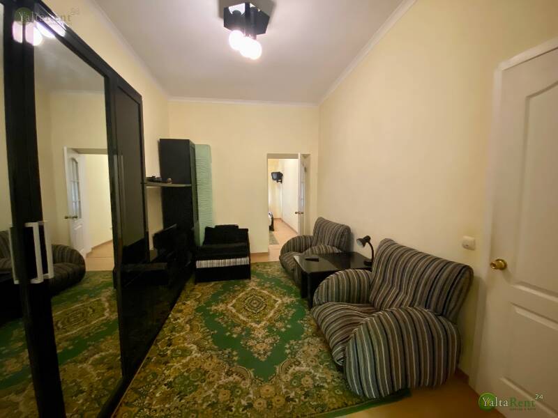 Фото: Двухкомнатная квартира с отдельным входом возле набережной в Ялте