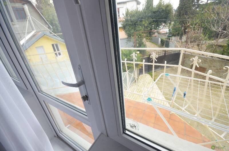 Фото: Ялта. Номер эконом с балконом в гостевом доме в районе набережной (на троих)