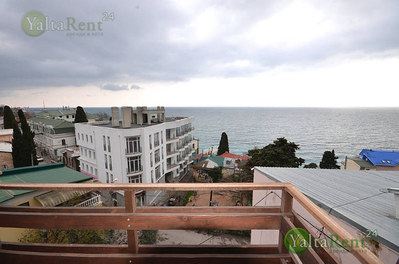 Фото: Однокомнатные апартаменты с видом на море в гостевом доме (панорамный) Массандровский пляж