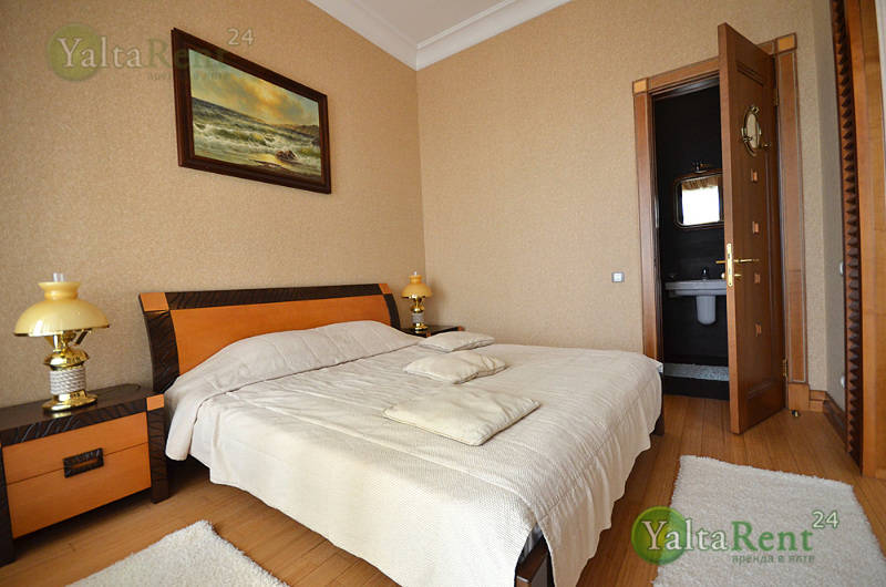 Фото: Двухкомнатные апартаменты "Коралл" в отеле на набережной с видом на море в Ялте