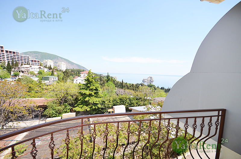 Фото: Двухкомнатая квартира с видом на море и двориком в п. Гурзуф
