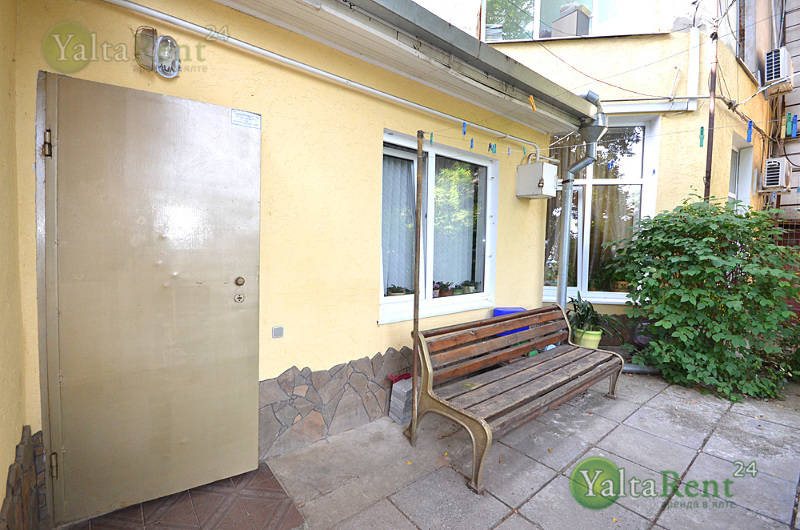 Фото: Однокомнатная квартира  с двориком, в районе набережной (без мангала) в Ялте
