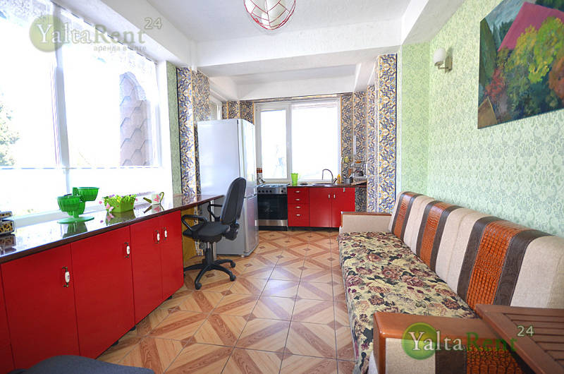 Фото: Однокомнатные  апартаменты на двоих в гостевом доме в Ялте на улице Боткинской