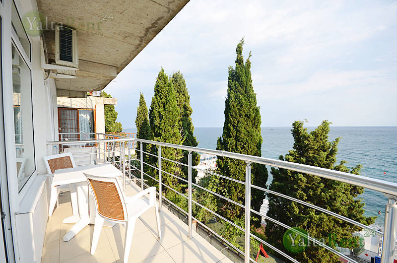 Фото: Ялта. Двухкомнатные апартаменты с видом на море в гостевом доме на Массандровском пляже (2)