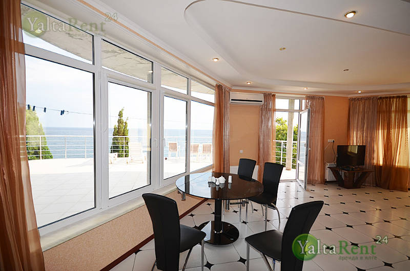 Фото: Ялта. Двухкомнатные апартаменты-студия с террасой и видом на море в гостевом доме. Массандровский пляж(3)