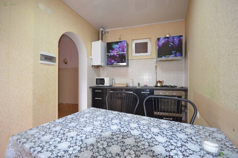 Фото: Двухкомнатная квартира в гостевом доме с парковкой и мангальной зоной в Ялте возле набережной