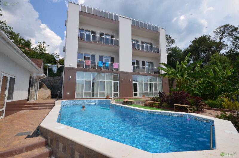 Фото: Апартаменты с видом на море, с бассейном  в районе гостиницы "Ялта-интурист"