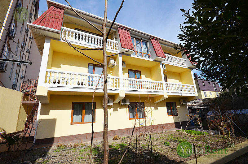 Фото: Однокомнатный номер в гостевом доме с балконом в центре Ялты (красный)