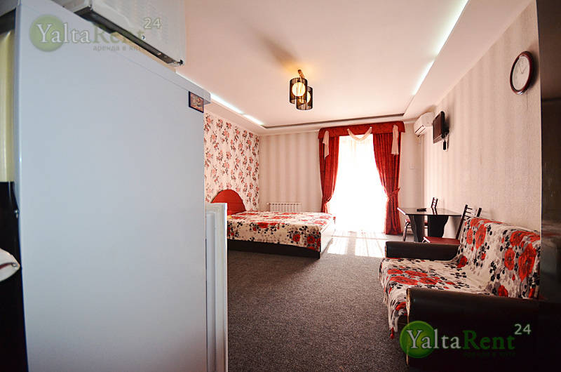 Фото: Однокомнатный номер в гостевом доме с балконом в центре Ялты (красный)