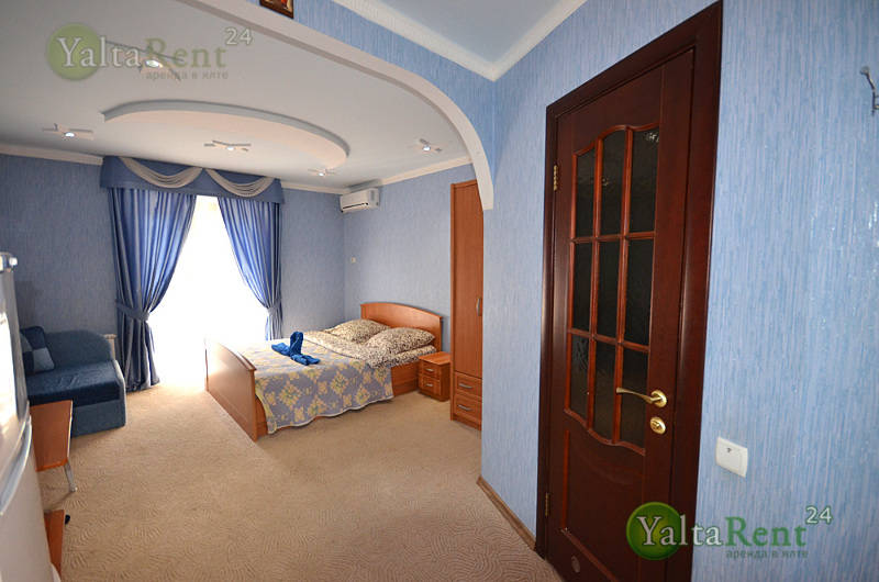 Фото: Однокомнатный номер в гостевом доме с балконом в центре Ялты (голубой)