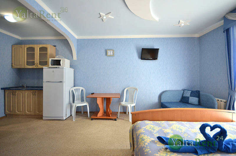 Фото: Однокомнатный номер в гостевом доме с балконом в центре Ялты (голубой)