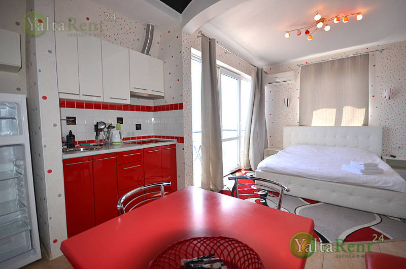 Фото: Ялта. Однокомнатные апартаменты-студия с видом на море на набережной в гостевом доме (12)