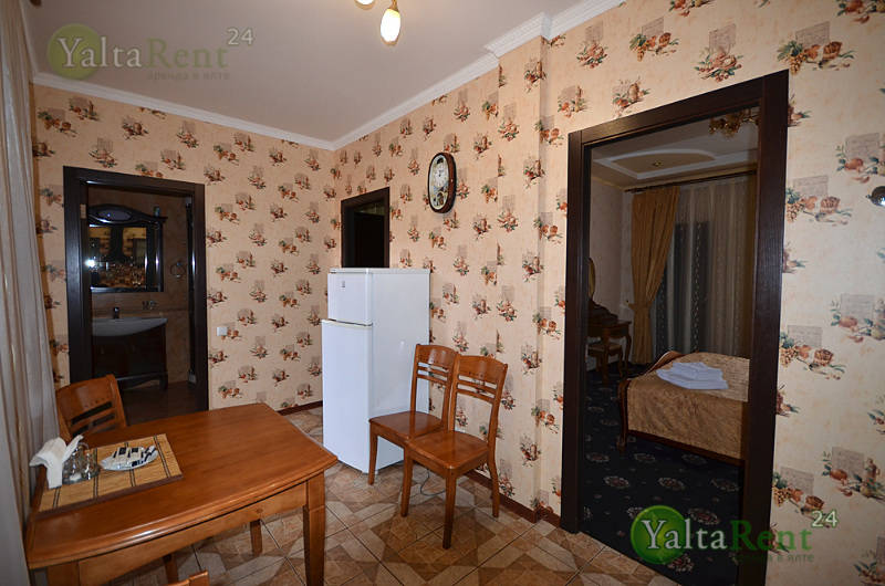 Фото: Двухкомнатные апартаменты в гостевом доме на набережной в Ялте (7)