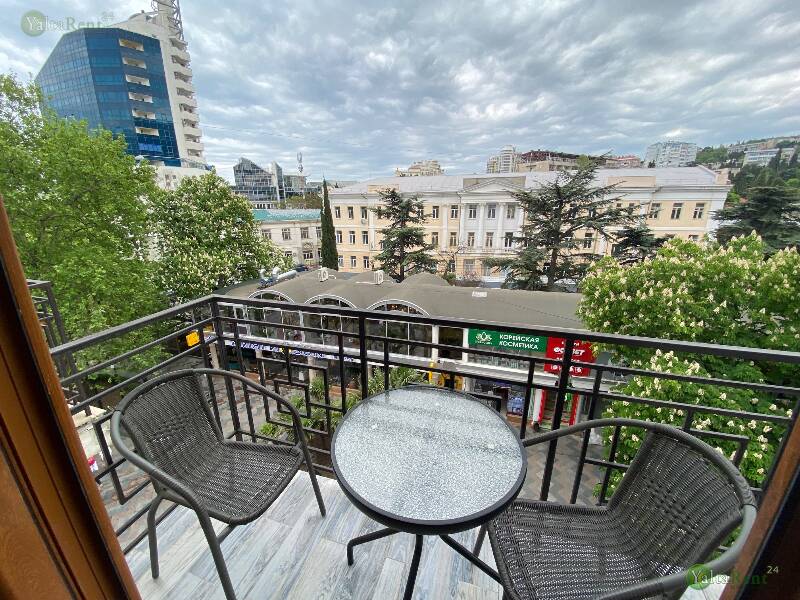 Фото: Апартаменты на набережной в Ялте с видом на город и горы. Район Приморского парка
