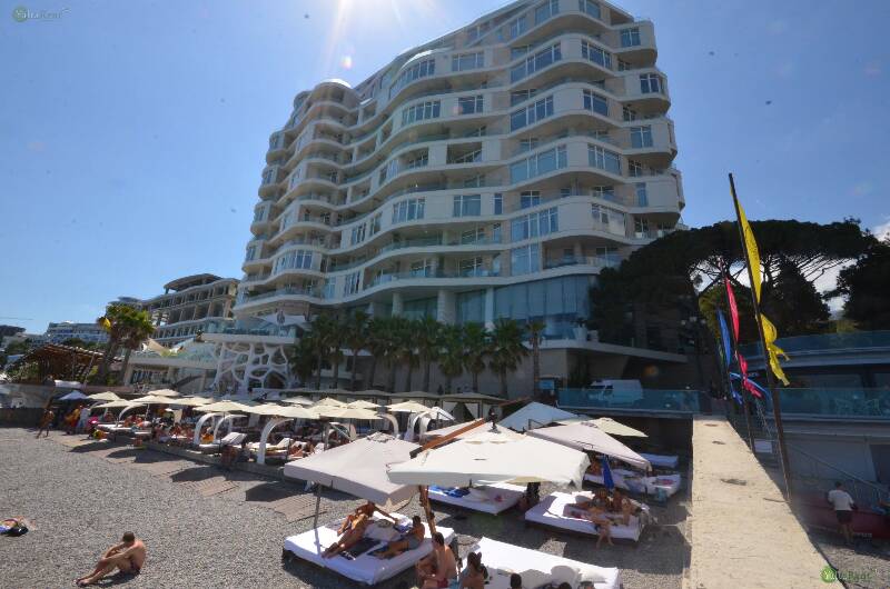 Фото: Трехкомнатные апартаменты с пляжем и видом на море в комплексе "Опера Прима" в Ялте