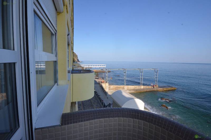 Фото: Просторные апартаменты с видом на море,  с пляжем в пригороде Ялты, п. Никита "Сон у моря"