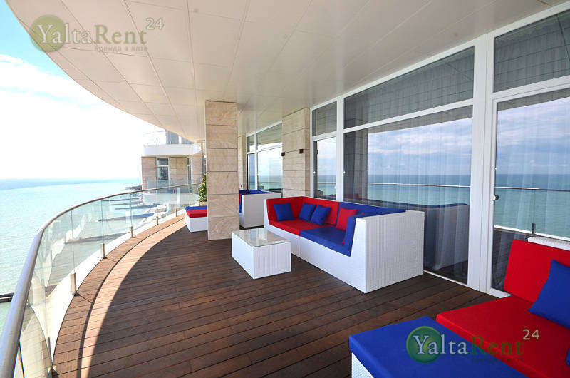 Фото: Ялта. Элитные трехкомнатные апартаменты с видом на море и пляжем в "Опере Прима". Приморский парк