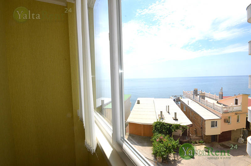 Фото: Двухкомнатная квартира с пляжем и видом на море в пригороде Ялты. п. Отрадное