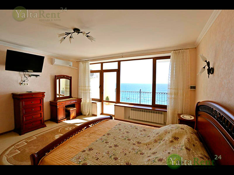 Фото: Ялта. Двухкомнатная квартира в пригороде с пляжем и видом на море (Р 4)