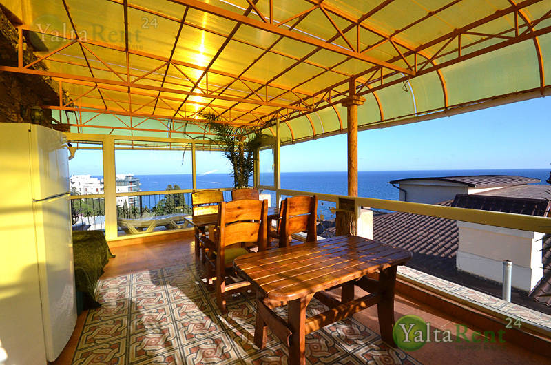 Фото: Ялта. Трехкомнатные апартаменты в гостевом доме с террасой и видом на море над Массандровским пляжем